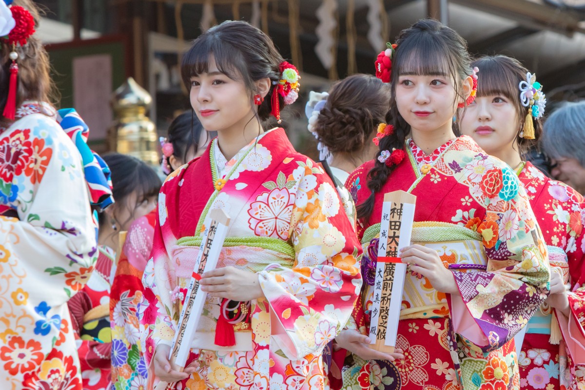 HKT48田島芽瑠ら、AKB48グループ新成人で振袖姿を披露 “令和出発世代”42名が出席