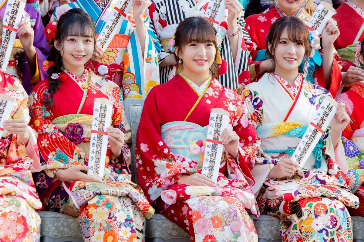 HKT48田島芽瑠ら、AKB48グループ新成人で振袖姿を披露 “令和出発世代”42名が出席
