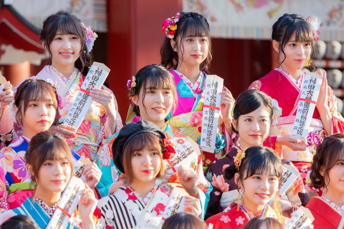 HKT48田島芽瑠ら、AKB48グループ新成人で振袖姿を披露 “令和出発世代”42名が出席