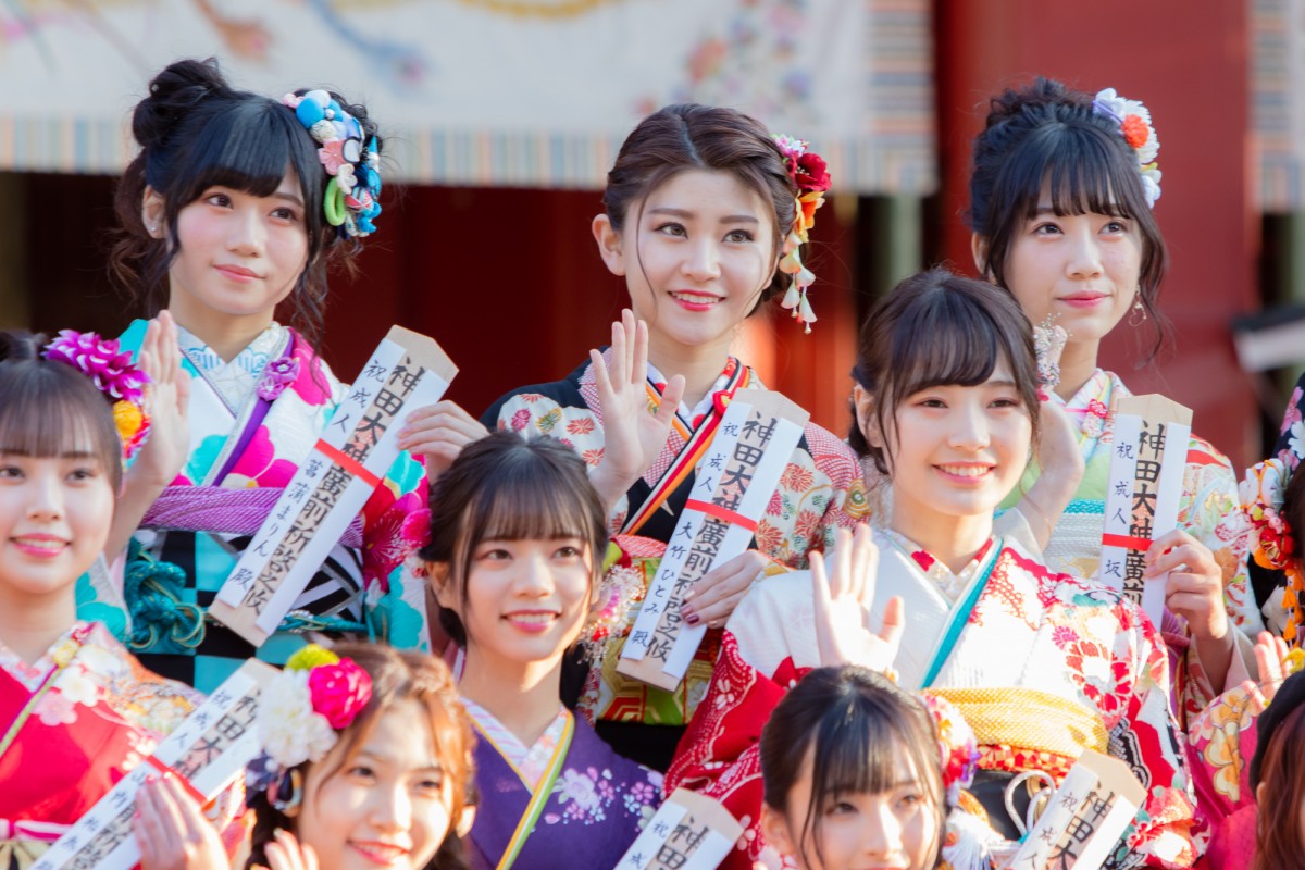 HKT48田島芽瑠ら、AKB48グループ新成人で振袖姿を披露 “令和出発世代”42名が出席