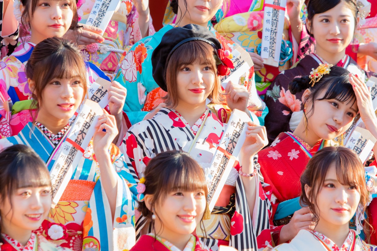 HKT48田島芽瑠ら、AKB48グループ新成人で振袖姿を披露 “令和出発世代”42名が出席