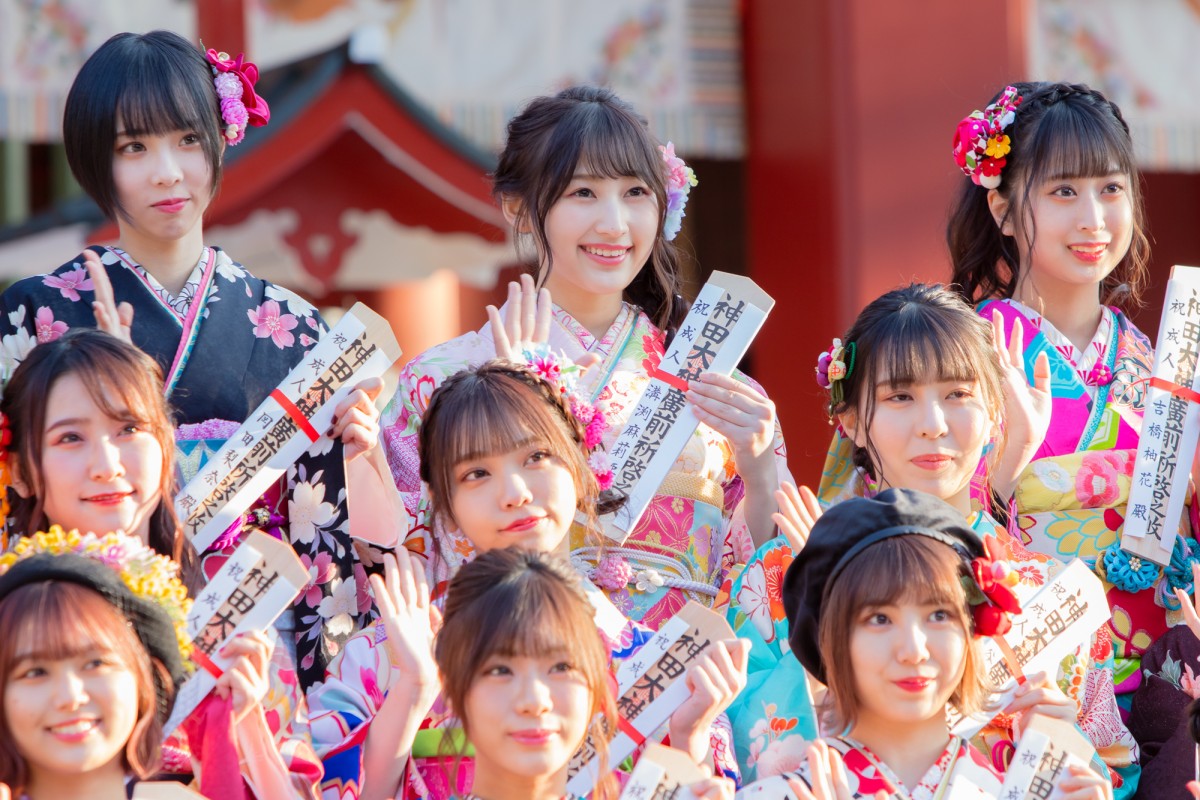 HKT48田島芽瑠ら、AKB48グループ新成人で振袖姿を披露 “令和出発世代”42名が出席