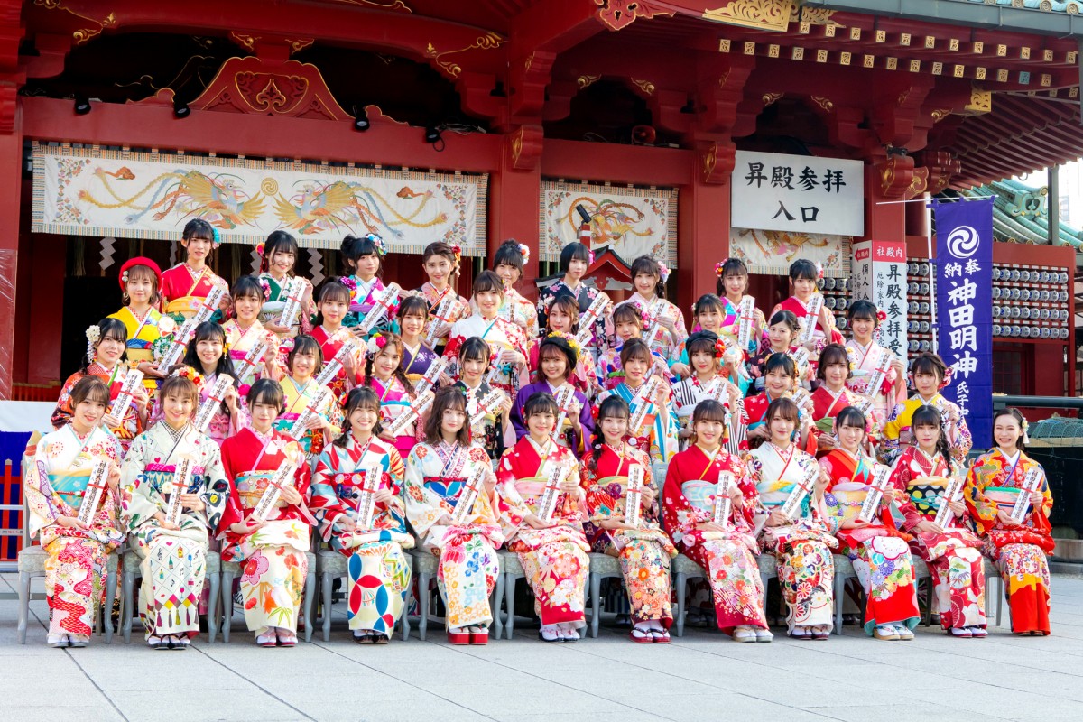 HKT48田島芽瑠ら、AKB48グループ新成人で振袖姿を披露 “令和出発世代”42名が出席