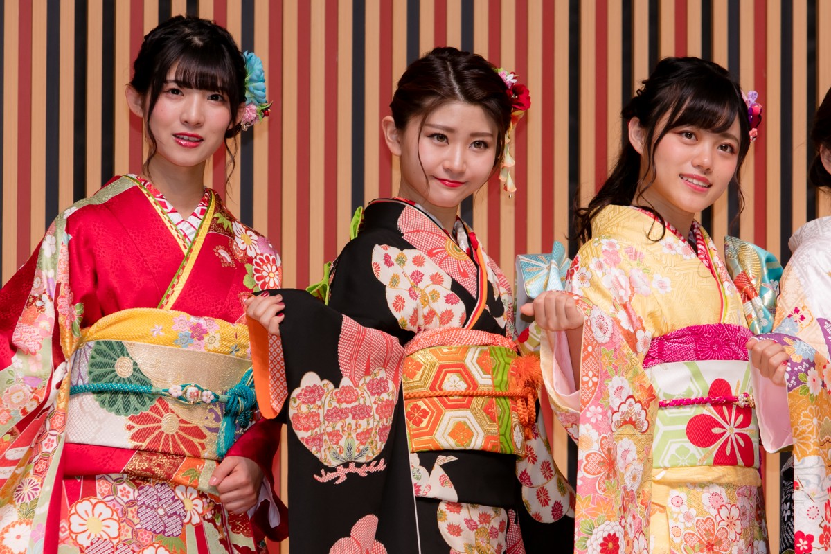 HKT48田島芽瑠ら、AKB48グループ新成人で振袖姿を披露 “令和出発世代”42名が出席