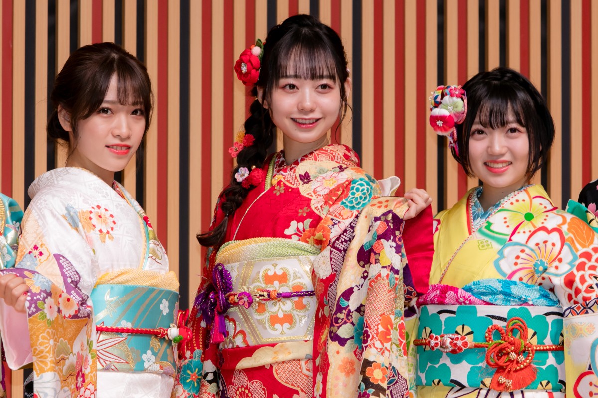 HKT48田島芽瑠ら、AKB48グループ新成人で振袖姿を披露 “令和出発世代”42名が出席