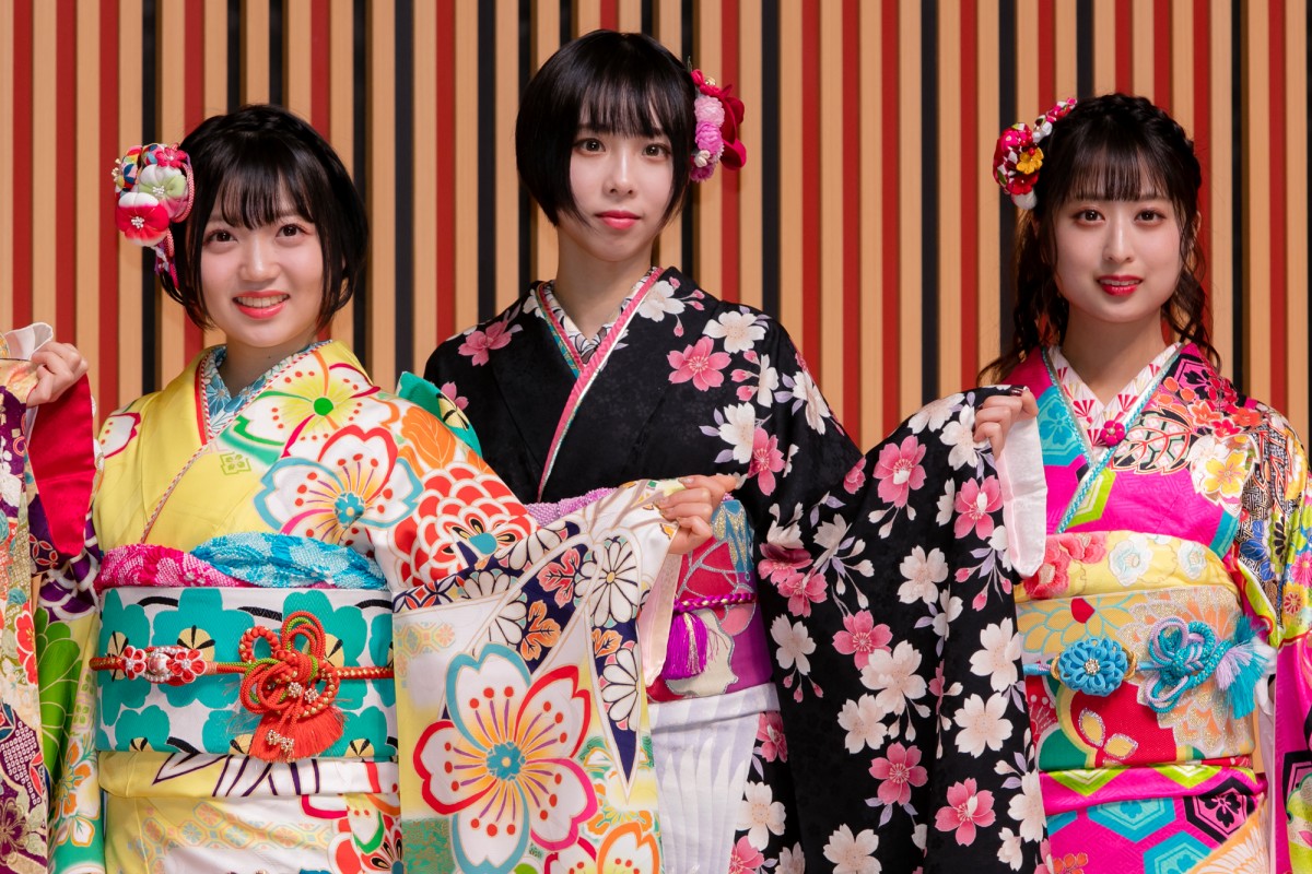 HKT48田島芽瑠ら、AKB48グループ新成人で振袖姿を披露 “令和出発世代”42名が出席