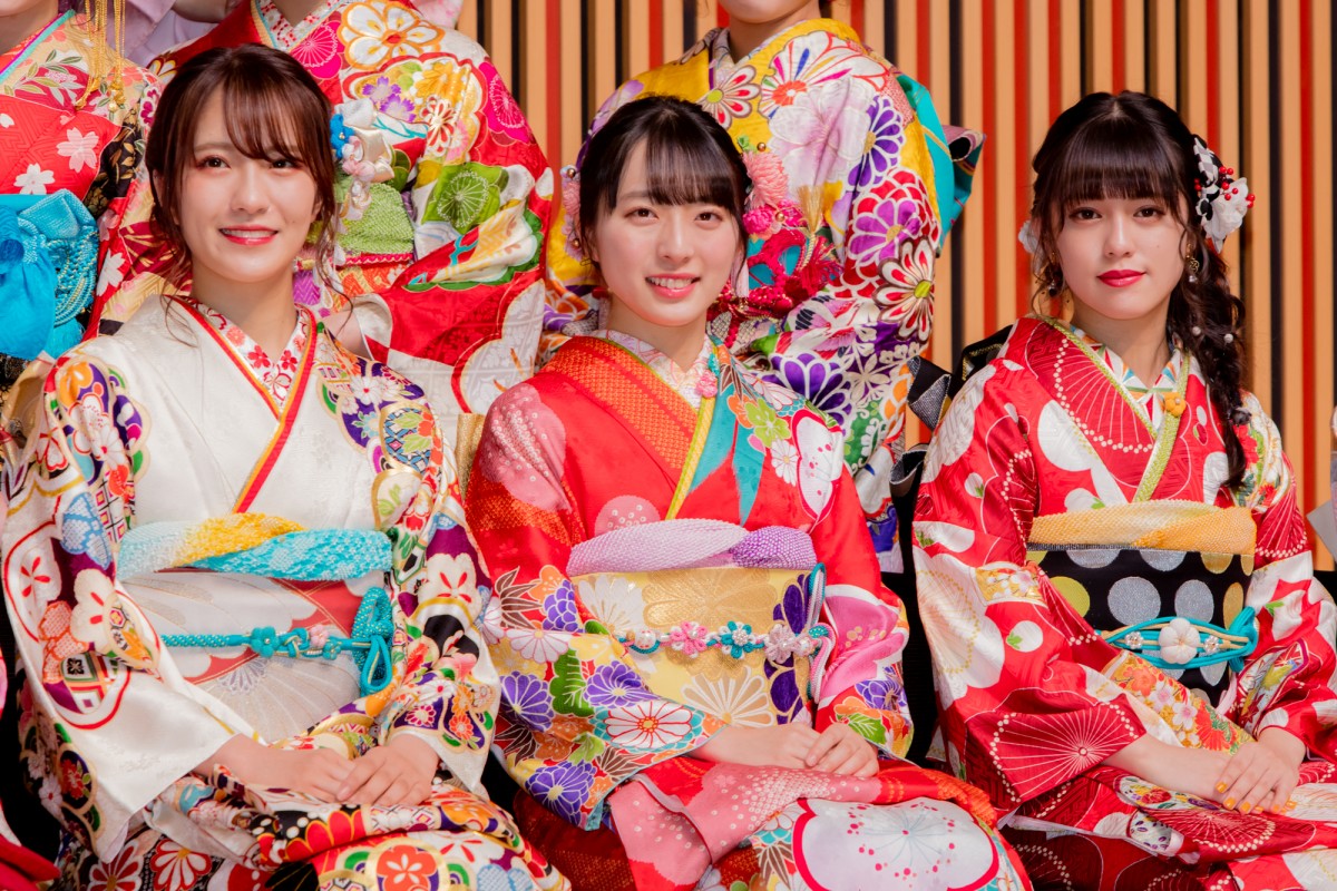 HKT48田島芽瑠ら、AKB48グループ新成人で振袖姿を披露 “令和出発世代”42名が出席