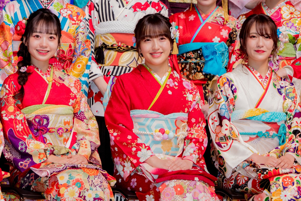 HKT48田島芽瑠ら、AKB48グループ新成人で振袖姿を披露 “令和出発世代”42名が出席