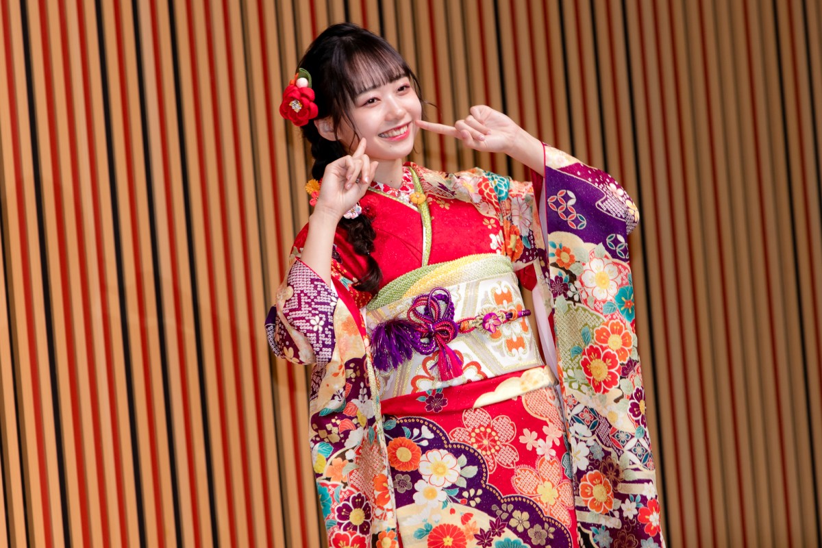 HKT48田島芽瑠ら、AKB48グループ新成人で振袖姿を披露 “令和出発世代”42名が出席