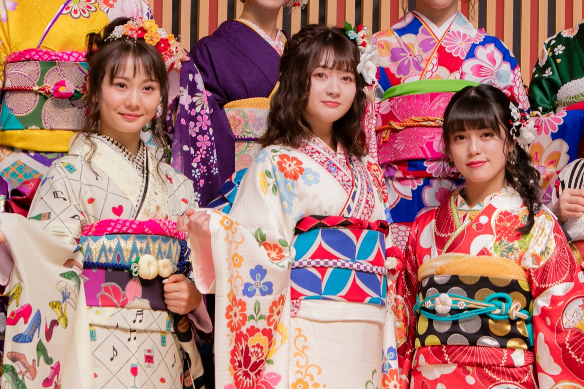 HKT48田島芽瑠ら、AKB48グループ新成人で振袖姿を披露 “令和出発世代”42名が出席