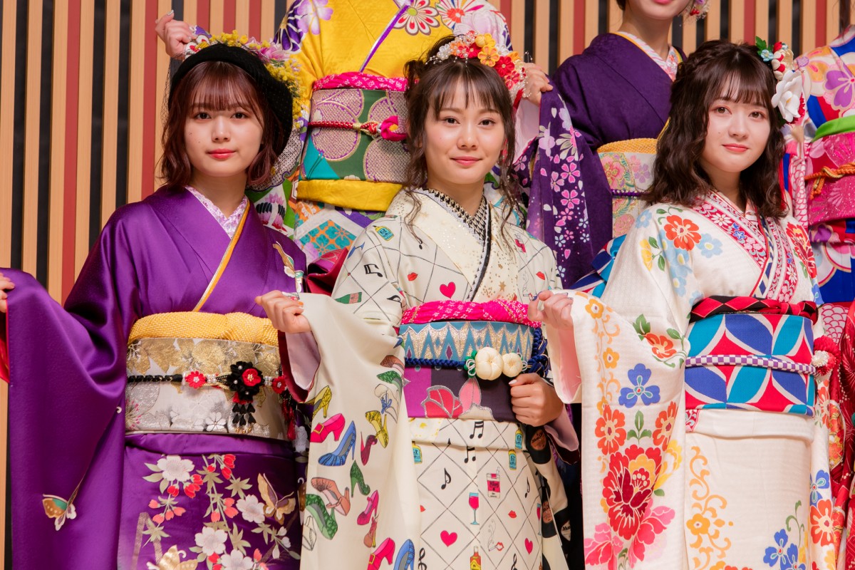 HKT48田島芽瑠ら、AKB48グループ新成人で振袖姿を披露 “令和出発世代”42名が出席