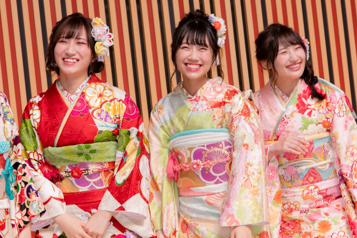HKT48田島芽瑠ら、AKB48グループ新成人で振袖姿を披露 “令和出発世代”42名が出席