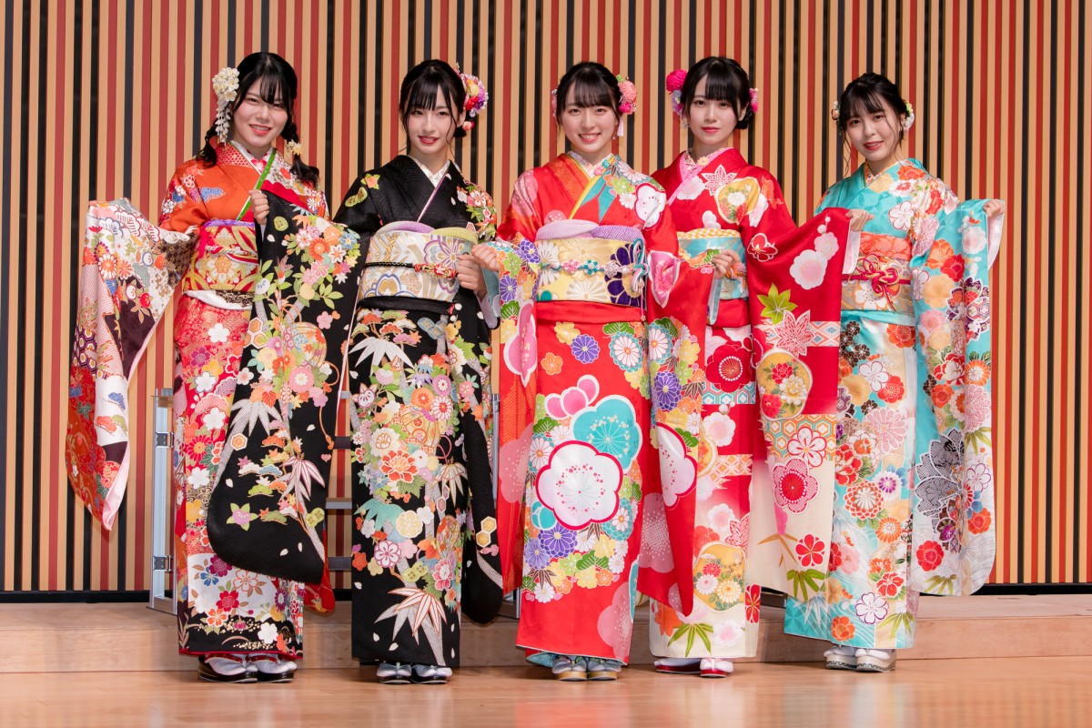 HKT48田島芽瑠ら、AKB48グループ新成人で振袖姿を披露 “令和出発世代”42名が出席