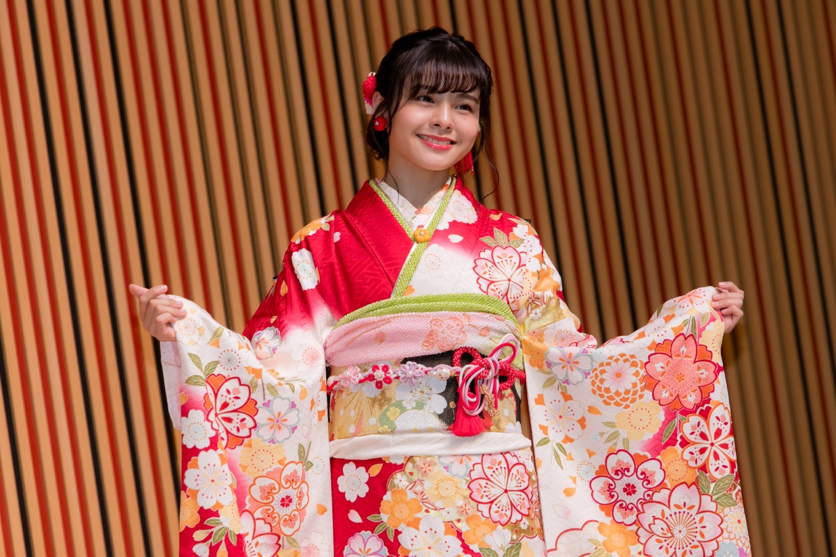 HKT48田島芽瑠ら、AKB48グループ新成人で振袖姿を披露 “令和出発世代”42名が出席