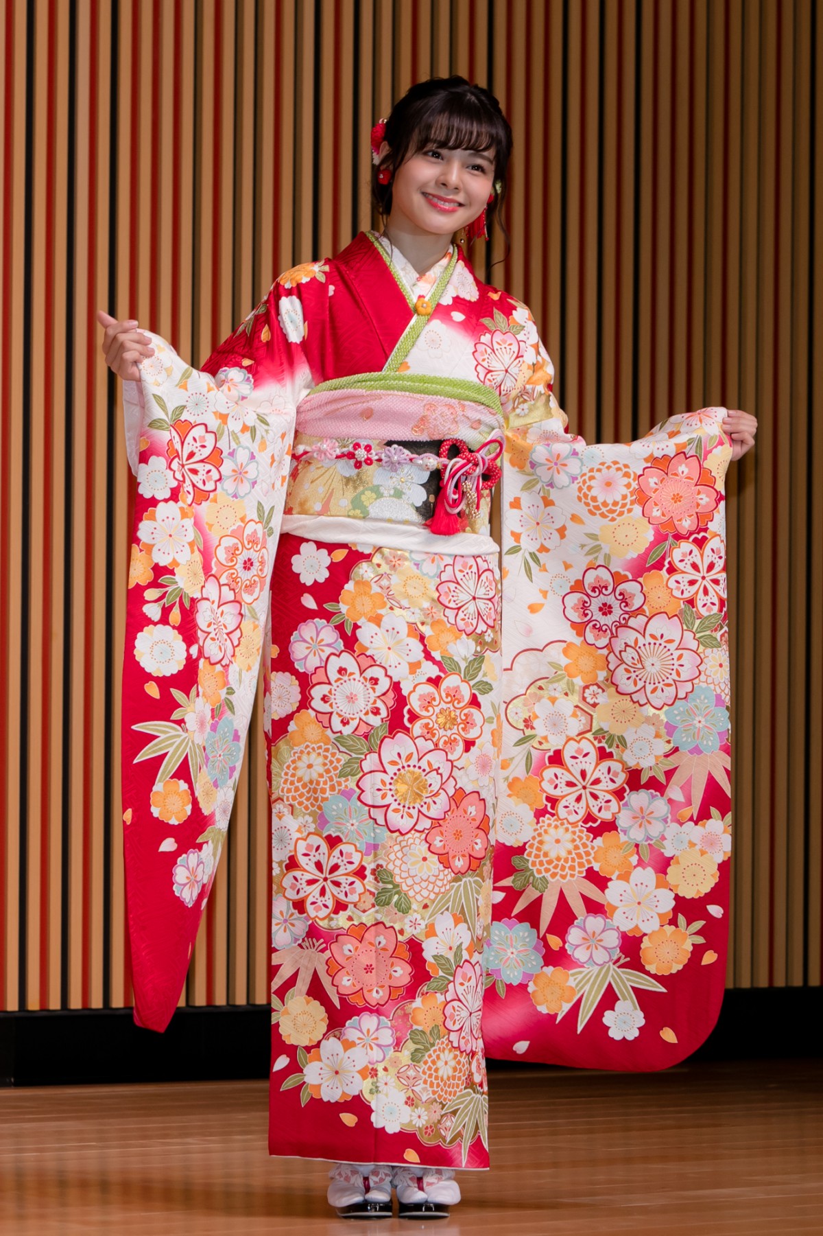 HKT48田島芽瑠ら、AKB48グループ新成人で振袖姿を披露 “令和出発世代”42名が出席
