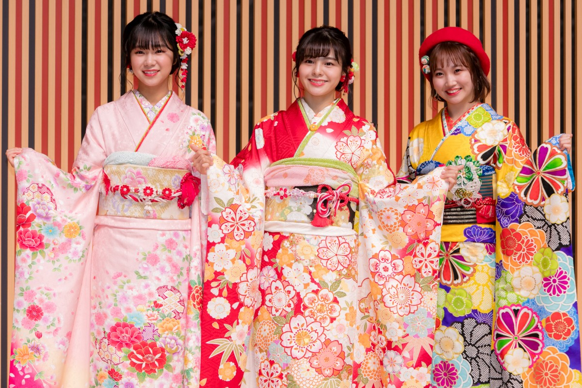 HKT48田島芽瑠ら、AKB48グループ新成人で振袖姿を披露 “令和出発世代”42名が出席