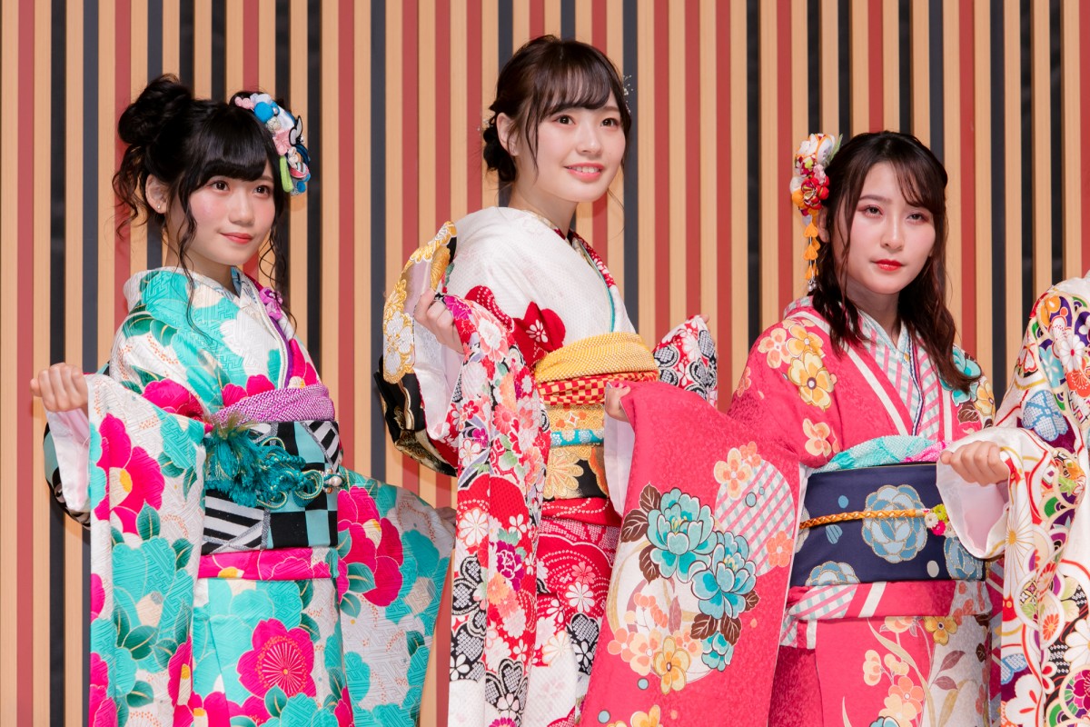 HKT48田島芽瑠ら、AKB48グループ新成人で振袖姿を披露 “令和出発世代”42名が出席