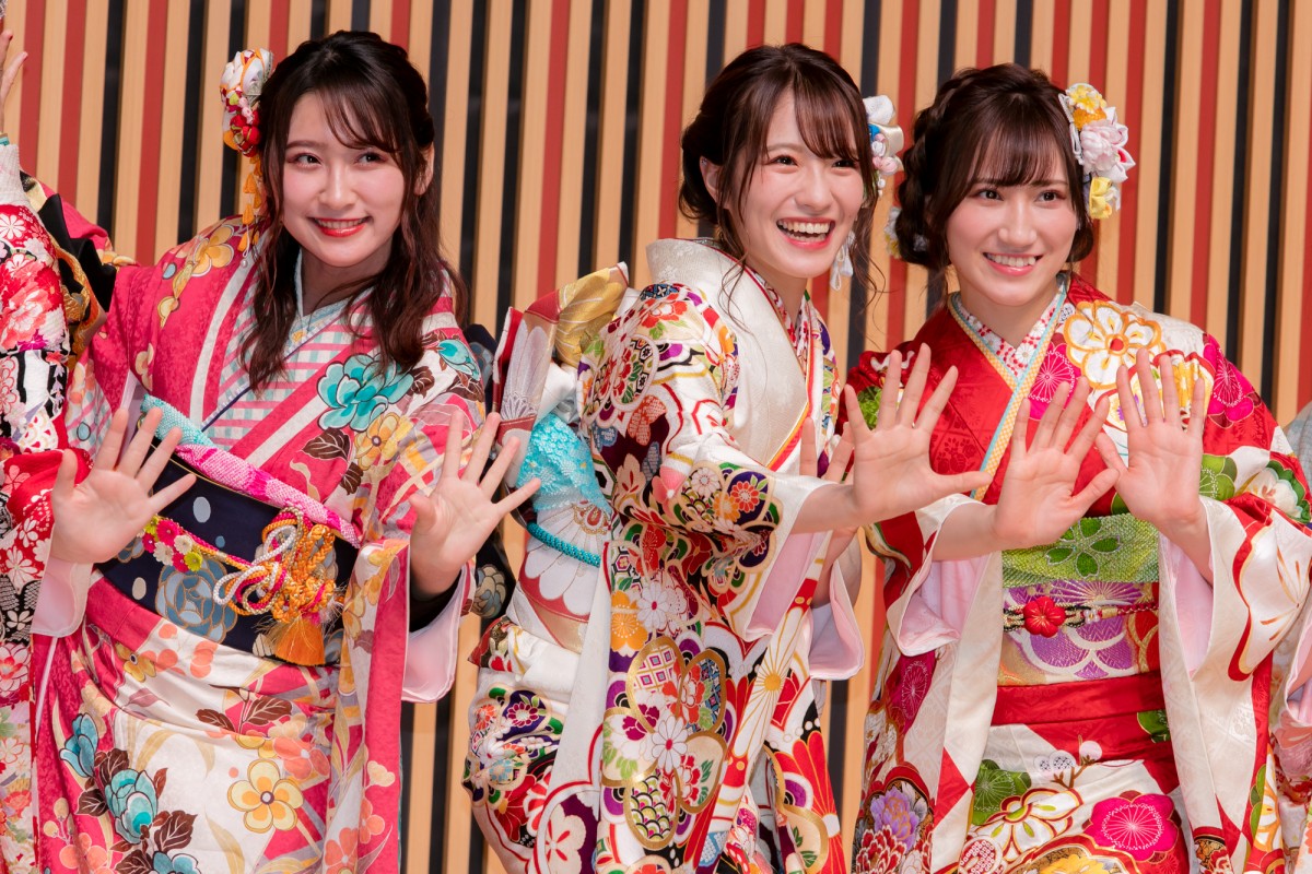 HKT48田島芽瑠ら、AKB48グループ新成人で振袖姿を披露 “令和出発世代”42名が出席