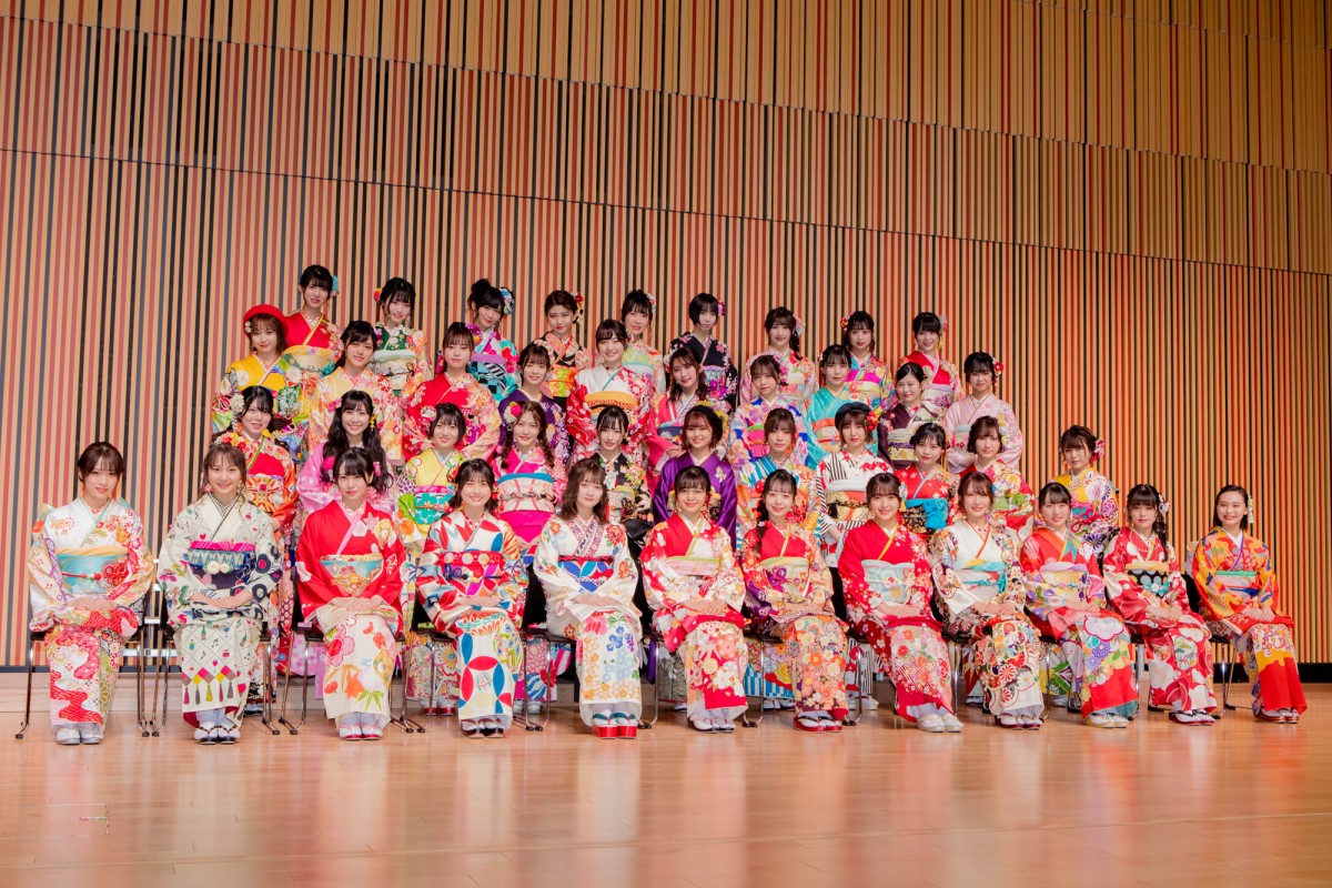 HKT48田島芽瑠ら、AKB48グループ新成人で振袖姿を披露 “令和出発世代”42名が出席