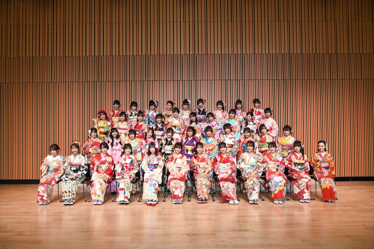 HKT48田島芽瑠ら、AKB48グループ新成人で振袖姿を披露 “令和出発世代”42名が出席