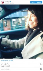 石田ゆり子の“キマってる”運転姿　※「板谷由夏」インスタグラム