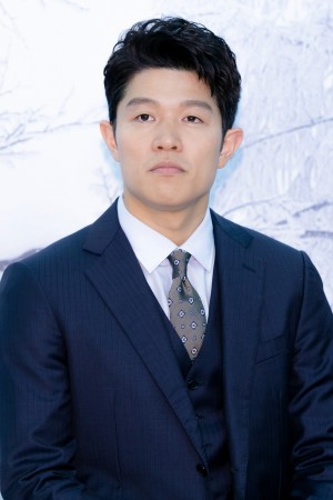 日曜劇場『テセウスの船』制作発表会見に登場した鈴木亮平