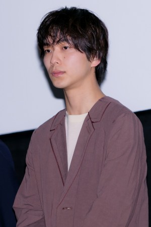 映画『転がるビー玉』完成披露舞台あいさつに登場した大下ヒロト