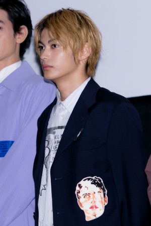 映画『転がるビー玉』完成披露舞台あいさつに登場した神尾楓珠