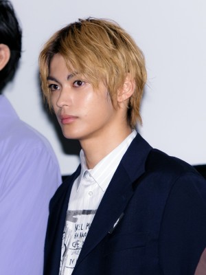 映画『転がるビー玉』完成披露舞台あいさつに登場した神尾楓珠