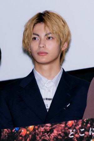 映画『転がるビー玉』完成披露舞台あいさつに登場した神尾楓珠