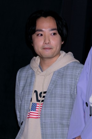 映画『転がるビー玉』完成披露舞台あいさつに登場した宇賀那健一監督