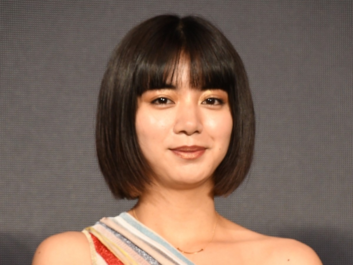 池田エライザ、ミニスカから美脚あらわ　スタイル抜群の姿にファンため息