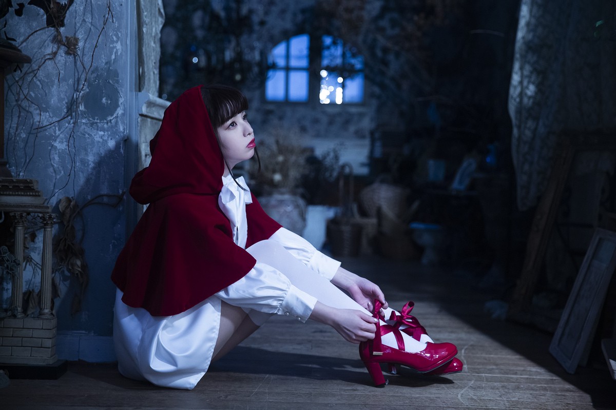 春奈るな、ロリータ、チャイナ、水着…耽美な世界観で迫るフォトブック発売決定