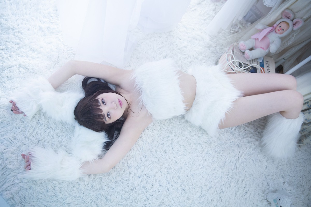 春奈るな、ロリータ、チャイナ、水着…耽美な世界観で迫るフォトブック発売決定