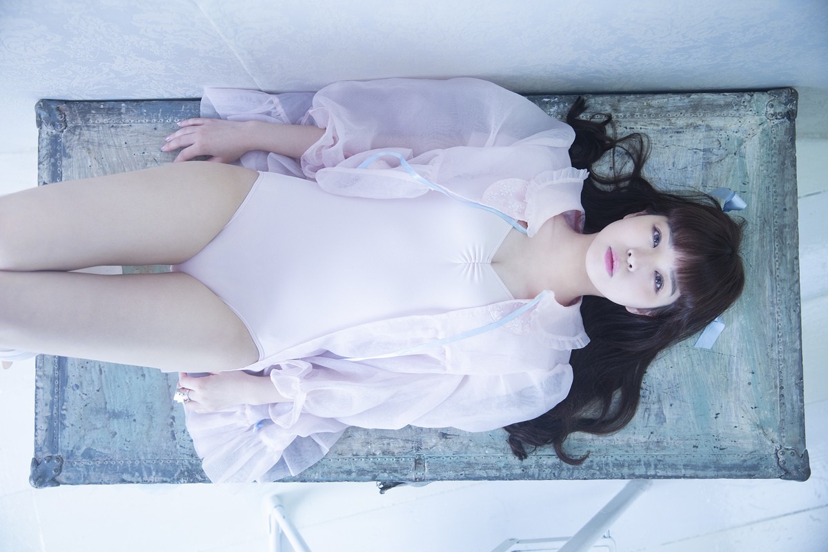 春奈るな、ロリータ、チャイナ、水着…耽美な世界観で迫るフォトブック発売決定