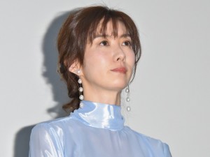 映画『mellow』初日舞台あいさつに登場した、ともさかりえ