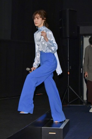 映画『mellow』初日舞台あいさつに登場した、ともさかりえ