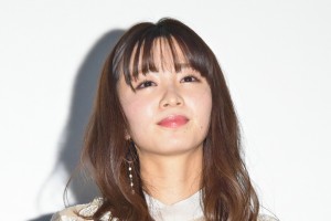 映画『mellow』初日舞台あいさつに登場した岡崎紗絵