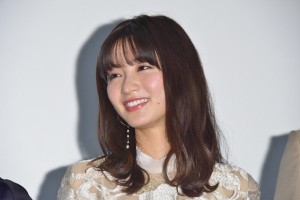 映画『mellow』初日舞台あいさつに登場した岡崎紗絵