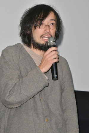 映画『mellow』初日舞台あいさつに登場した今泉力哉監督