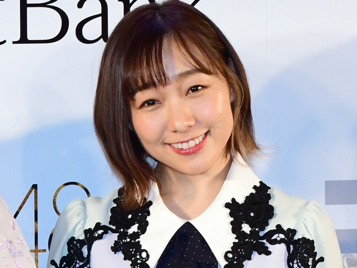 須田亜香里、“ミニスカ＆ニーハイ”美脚あらわのかわいいステージ衣装にファン釘付け