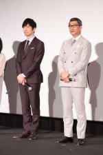 映画『嘘八百 京町ロワイヤル』完成披露舞台あいさつに登場した（左から）佐々木蔵之介、中井貴一