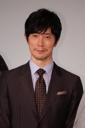 映画『嘘八百 京町ロワイヤル』完成披露舞台あいさつに登場した佐々木蔵之介