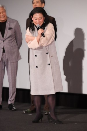 映画『嘘八百 京町ロワイヤル』完成披露舞台あいさつに登場した友近