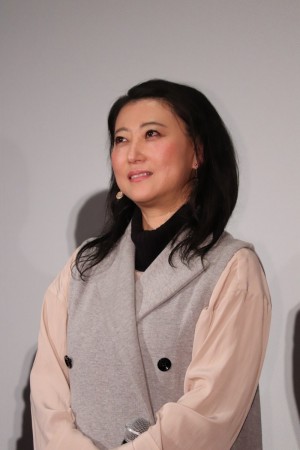 映画『嘘八百 京町ロワイヤル』完成披露舞台あいさつに登場した友近