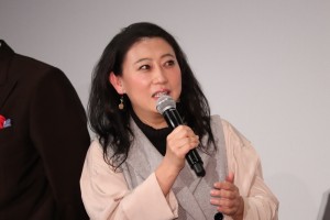 映画『嘘八百 京町ロワイヤル』完成披露舞台あいさつに登場した友近