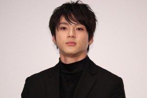 映画『嘘八百 京町ロワイヤル』完成披露舞台あいさつに登場した山田裕貴