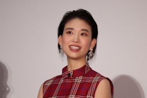 映画『嘘八百 京町ロワイヤル』完成披露舞台あいさつに登場した森川葵