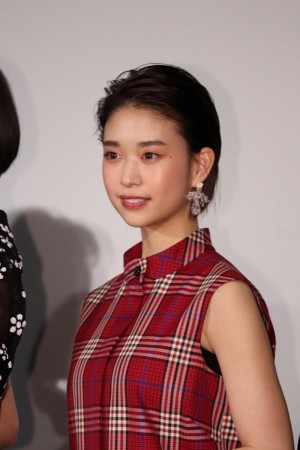 映画『嘘八百 京町ロワイヤル』完成披露舞台あいさつに登場した森川葵