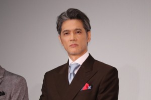 映画『嘘八百 京町ロワイヤル』完成披露舞台あいさつに登場した加藤雅也